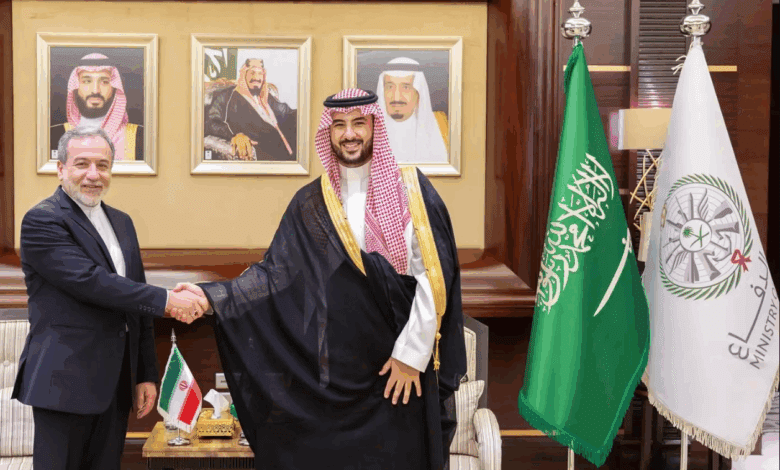 وزير الدفاع يلتقي وزير الخارجية الإيراني