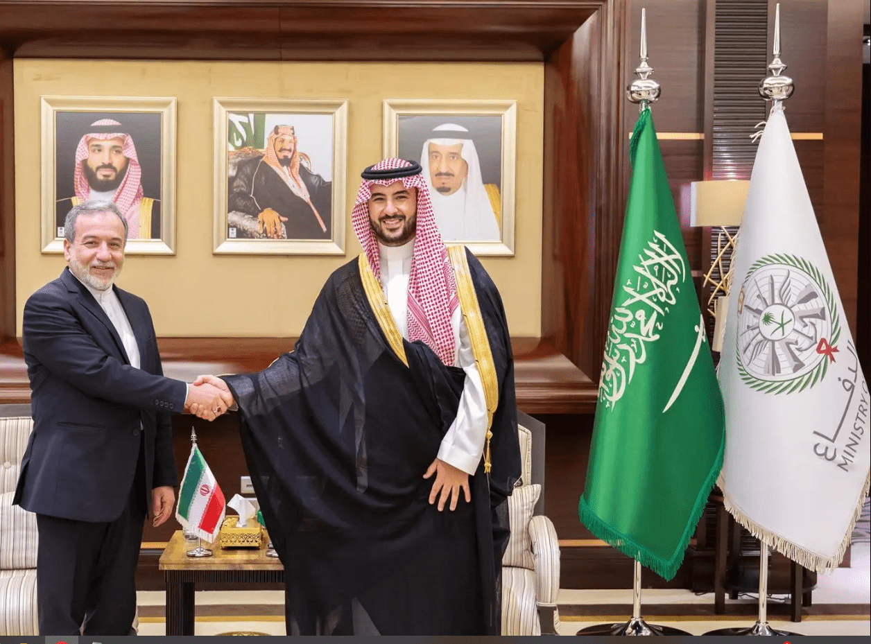 وزير الدفاع يلتقي وزير الخارجية الإيراني