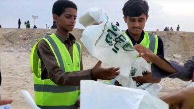 "النظافة ثقافة".. حملة توعوية في شواطئ المكلا بموسم نجم البلدة