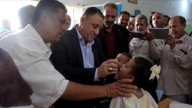 أمين عام محلي أبين يدشن حملة التحصين ضد شلل الأطفال من منزل إلى منزل