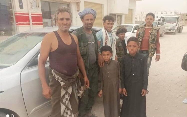 إشادة شعبية بمتطوعين من أبناء إب نفذوا عملية إنقاذ إنسانية لمهاجر إفريقي في شبوة