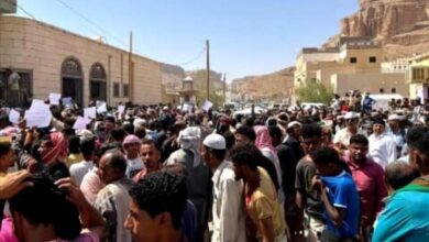 احتجاجات في دوعن تضامناً مع فرقة البندر المسرحية ورفضاً لتدهور الخدمات