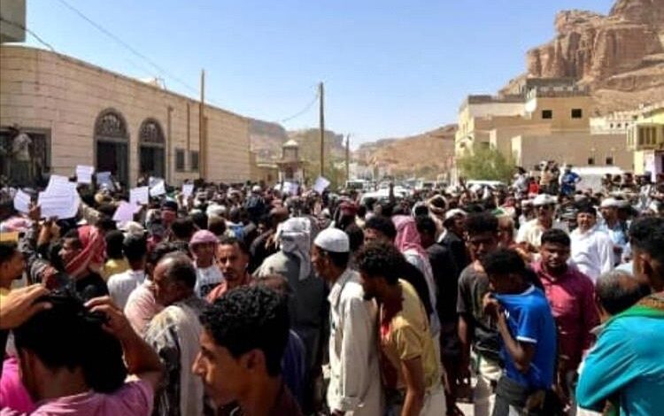 احتجاجات في دوعن تضامناً مع فرقة البندر المسرحية ورفضاً لتدهور الخدمات