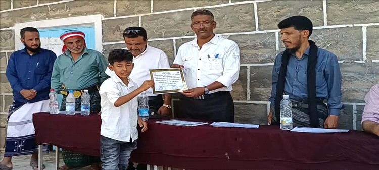 اختتام الدورة الصيفية التعليمية بمدرسة الشهيد يسلم حسين بيافع رصُد وسط حفل تكريم مميز