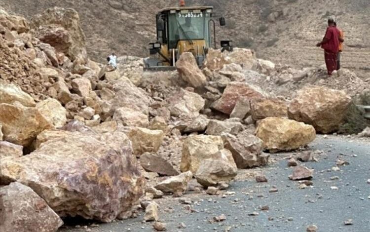 استجابة سريعة تنقذ طريق المهرة الدولي من الإغلاق بعد انهيار صخري مفاجئ