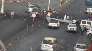 استمرار الاحتجاجات الشعبية في المكلا لليوم الرابع على التوالي وإغلاق الطرقات يشل الحركة وسط المدينة