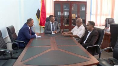 الأمين العام لمحلي حضرموت يجدد مواقف السلطة المحلية الثابتة إلى جانب حقوق موظفي الدولة
