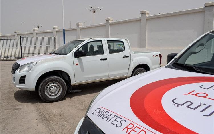 الأمين العام لمحلي حضرموت يسلّم سيارات دعم للإدارات الخدمية بالمحافظة