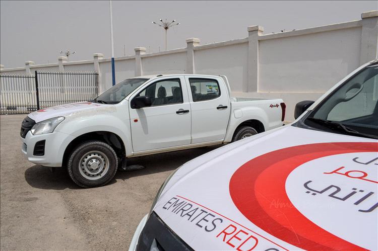 الأمين العام لمحلي حضرموت يسلّم سيارات دعم للإدارات الخدمية بالمحافظة