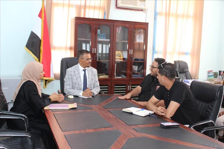 الأمين العام لمحلي حضرموت يطّلع على مشروع البرنامج التدريبي لتأهيل الفتيات في المجالات الرقمية والتقنية