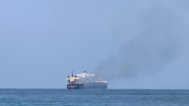 الجيش البريطاني: مغادرة اضطرارية لطاقم سفينة تعرضت لهجوم في البحر الأحمر