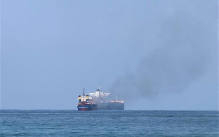 الجيش البريطاني: مغادرة اضطرارية لطاقم سفينة تعرضت لهجوم في البحر الأحمر