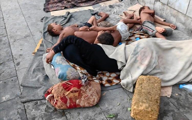 الحديدة: المواطنون يفترشون الشوارع هربًا من الحر مع استمرار غياب الكهرباء الحكومية