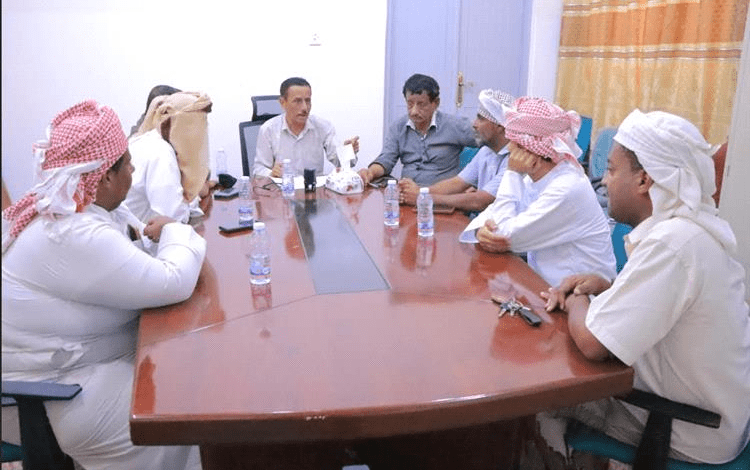 الدكتور العمودي يلتقي باللجنة الصحية المجتمعية بمديرية رماه الصحراوية