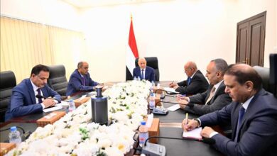 الرئيس العليمي يترأس اجتماعاً حكومياً لضمان صرف المرتبات واستمرار الخدمات