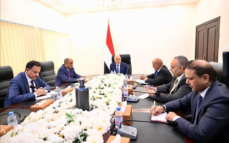 الرئيس العليمي يترأس اجتماعاً حكومياً لضمان صرف المرتبات واستمرار الخدمات