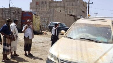 السلطة المحلية بمديرية عتق تستأنف حملة تنظيف الشوارع من السيارات المهملة