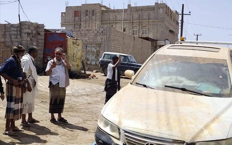 السلطة المحلية بمديرية عتق تستأنف حملة تنظيف الشوارع من السيارات المهملة