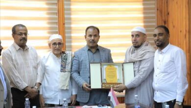 السلطة المحلية تكرّم مؤسسة الوداد للتنمية تقديراً لجهودها الإنسانية والتنموية في حضرموت