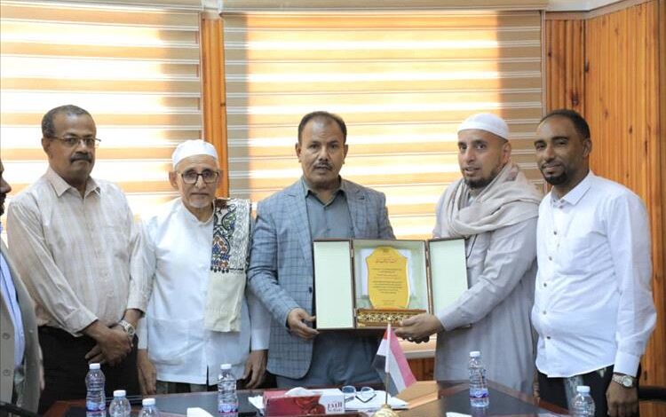 السلطة المحلية تكرّم مؤسسة الوداد للتنمية تقديراً لجهودها الإنسانية والتنموية في حضرموت