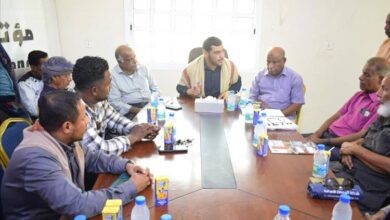 العامري  يلتقي قيادة الهيئة التنفيذية في المكلا ويشدد على توحيد الجهود لخدمة المواطنين