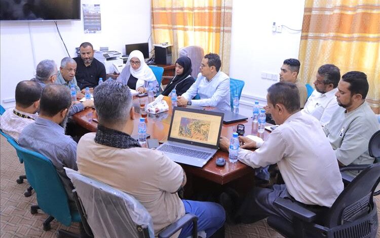 العمودي يناقش تنفيذ مشروع تعزيز الوعي الصحي لزيادة الطلب على التحصين في مديريتي تريم والقطن