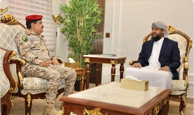 المحرّمي يبحث مع وزير الدفاع تحديات المرحلة وتعزيز الجاهزية العسكرية