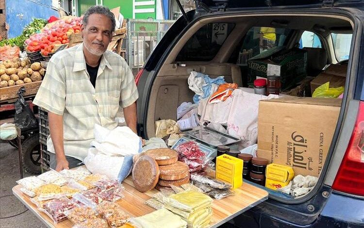 المعلم القدير "فارض" يتحول إلى بائع حناء ومكسرات في كريتر بعد سنوات من العطاء التربوي