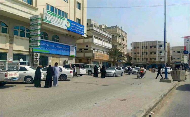 المكلا.. إضراب يشل حركة النقل بسبب ارتفاع أسعار المشتقات النفطية