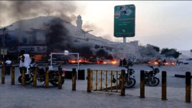 المكلا تشتعل غضبًا بسبب انقطاع الكهرباء.. واتهامات لأطراف قبلية بعرقلة الوقود