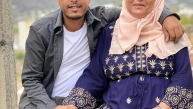 امرأة يمنية مسنّة تتحدى الظروف وتنجح في الثانوية العامة بنسبة 76.25%