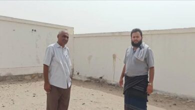 باجميل يسلم الجهة المنفذة مشروع بناء غرفة ولادة وملحقاتها في قرية الشيخ سالم بأبين.