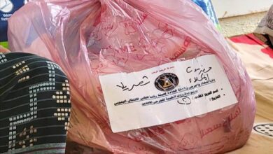 بدعم من اللواء الزُبيدي.. العقيد عمر بن دغار يوزّع مساعدات طبية لجرحى مديرية حجر