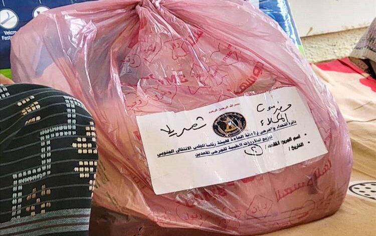 بدعم من اللواء الزُبيدي.. العقيد عمر بن دغار يوزّع مساعدات طبية لجرحى مديرية حجر