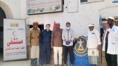 بدعم من اللواء عيدروس الزُبيدي.. تدشين توزيع المحاليل الوريدية لمستشفى الفقيد / محمد احمد الشادلي