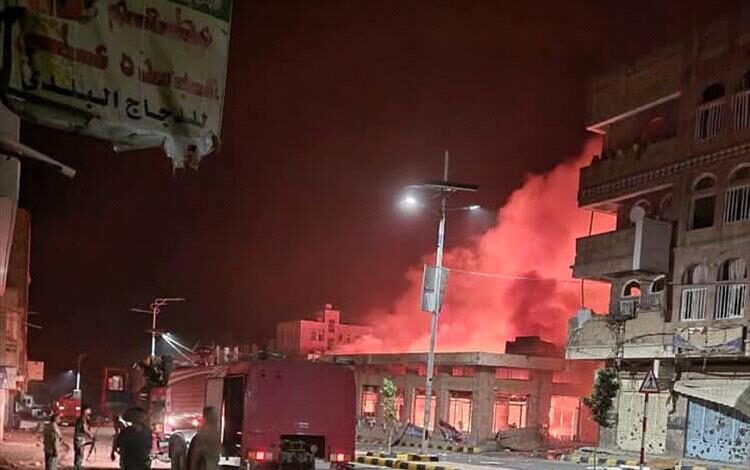 تسبب بحالة وفاة واصابات .. الدفاع المدني بتعز يسيطر على حريق ضخم في حوض الأشرف
