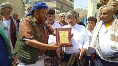 تكريم الشيخ سليم الرهوي بدرع شكر وتقدير لدعمه التعليم بمدرسة الفقيد محمد زين العُمري بيافع سرار