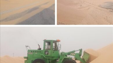 تواصل أعمال إزالة الرمال الزاحفة في منطقتي النشيمة وعرقة رغم اشتداد الرياح الموسمية