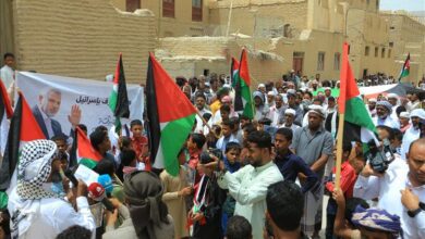 حضرموت.. وقفة تضامنية في دمّون بتريم تندّد بالعدوان على غزة وتدعو لكسر الحصار