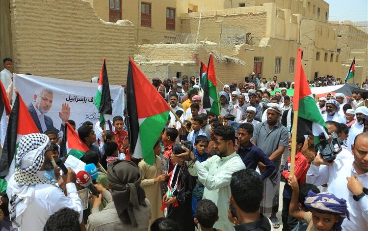 حضرموت.. وقفة تضامنية في دمّون بتريم تندّد بالعدوان على غزة وتدعو لكسر الحصار