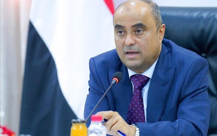 رئيس الوزراء سالم بن بريك يقود جهودًا استراتيجية لإنقاذ الاقتصاد وتحقيق الاستقرار المعيشي