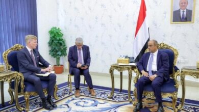 رئيس الوزراء يؤكد التزام الحكومة بمسار السلام خلال لقائه مبعوث الأمم المتحدة في عدن