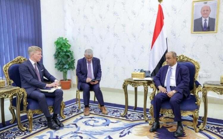 رئيس الوزراء يؤكد التزام الحكومة بمسار السلام خلال لقائه مبعوث الأمم المتحدة في عدن