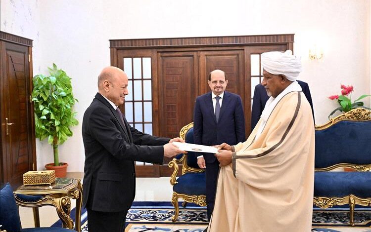 رئيس مجلس القيادة يتسلم أوراق اعتماد عدد من سفراء الدول الشقيقة والصديقة
