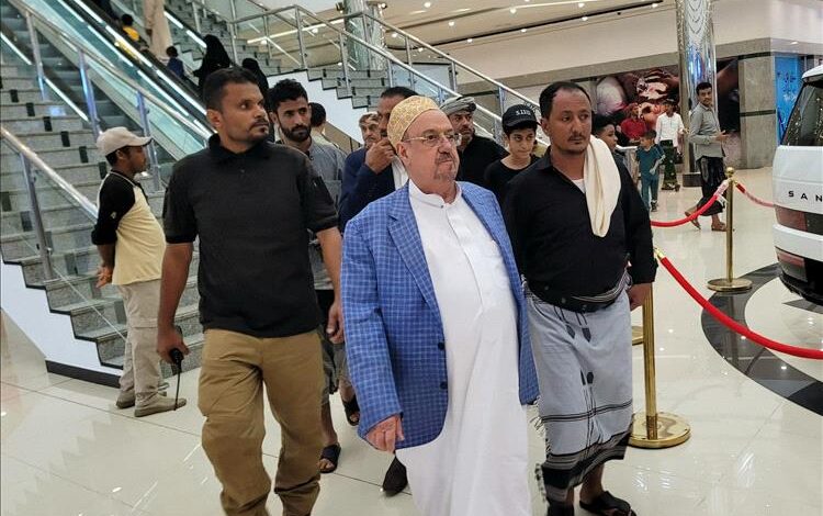 رئيس مجلس النواب سلطان البركاني يزور مجمع عدن مول ومجمع ظمران في المنصورة