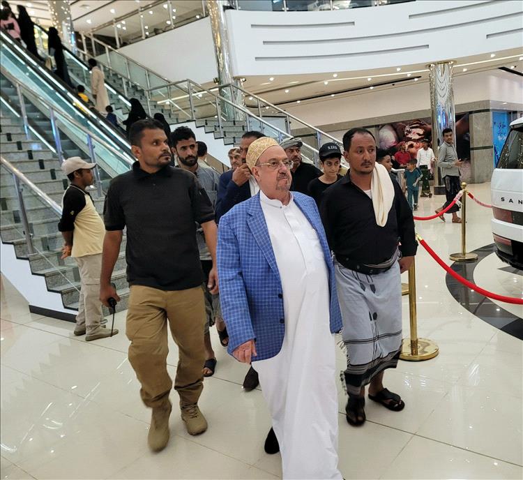 رئيس مجلس النواب سلطان البركاني يزور مجمع عدن مول ومجمع ظمران في المنصورة
