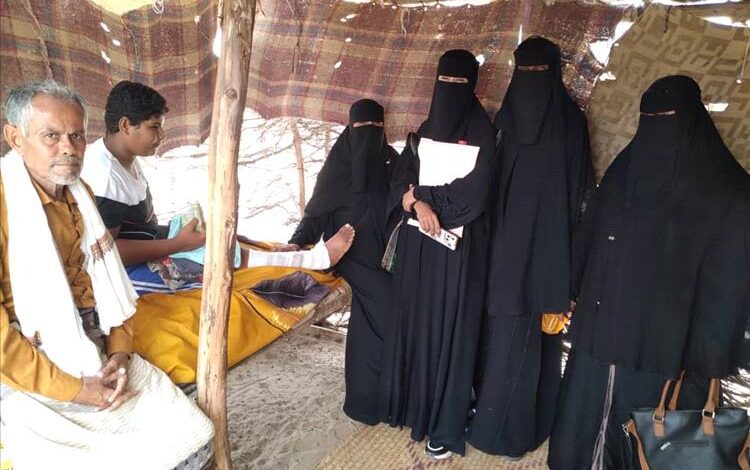 رئيسة جمعية الأمل للمكفوفين بأبين  تزور منزل الكفيف ماجد كردم في الطرية