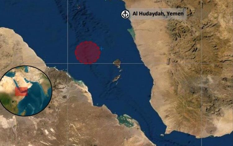 رويترز: إصابات وفقدان جراء استهداف سفينة قرب سواحل الحديدة