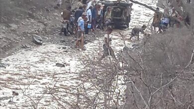 شاب يعيد حقيبة مليئة بالأموال والمقتنيات الثمينة بعد أن جرفها سيل وادي شعب بلحج