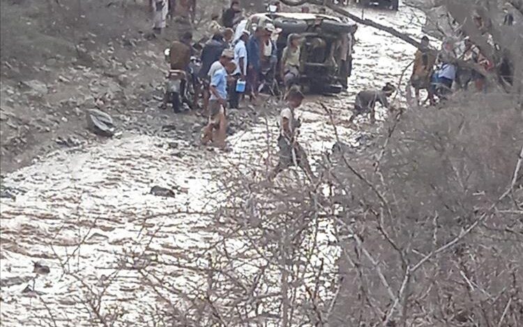 شاب يعيد حقيبة مليئة بالأموال والمقتنيات الثمينة بعد أن جرفها سيل وادي شعب بلحج